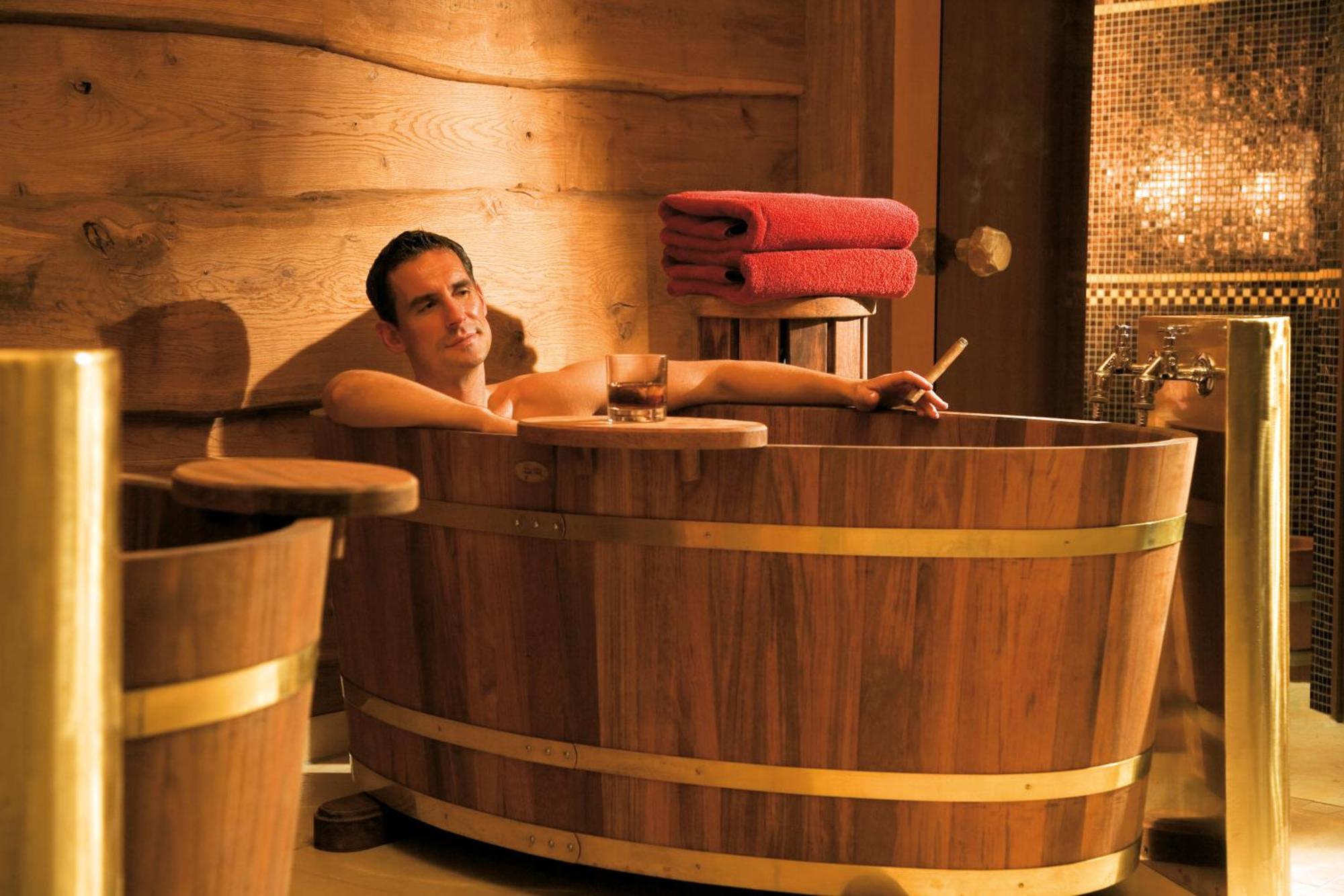 Yachthafenresidenz Hohe Duene Hotell Rostock Exteriör bild A man in a barrel sauna