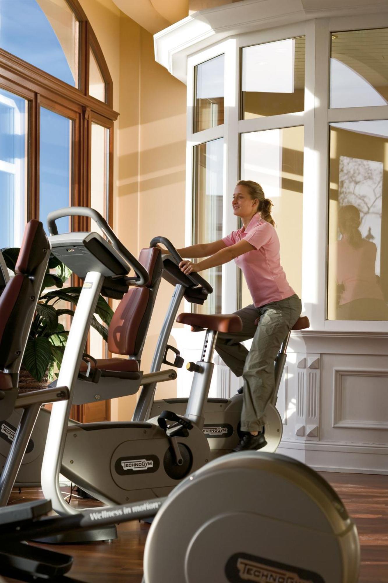 Yachthafenresidenz Hohe Duene Hotell Rostock Exteriör bild A woman on a treadmill