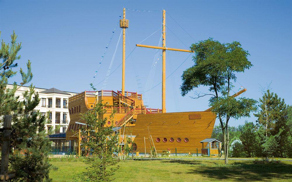 Yachthafenresidenz Hohe Duene Hotell Rostock Exteriör bild The ship in 2011