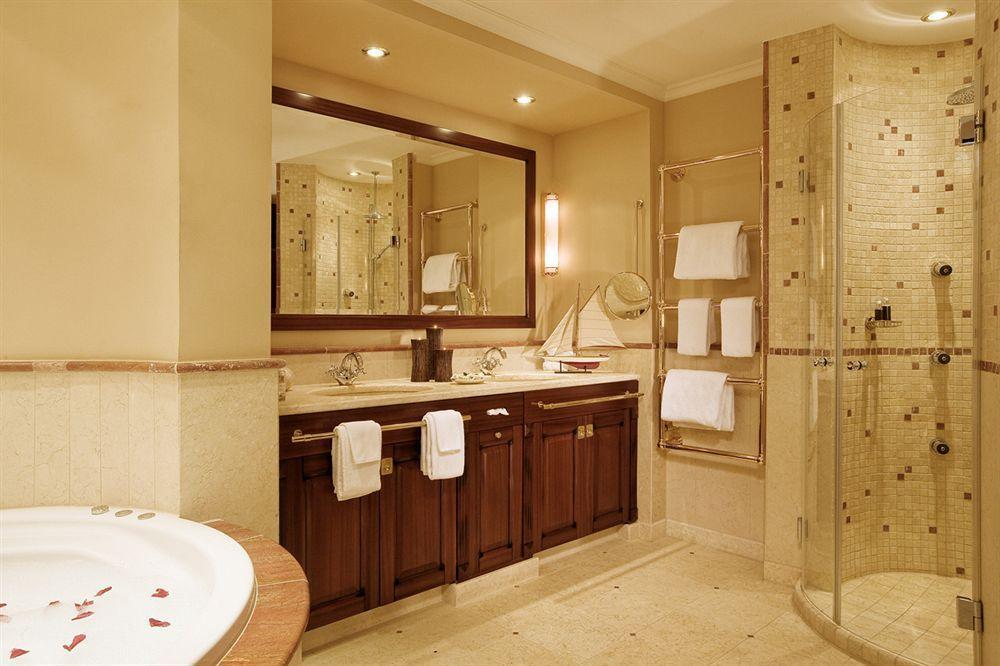 Yachthafenresidenz Hohe Duene Hotell Rostock Exteriör bild A bathroom