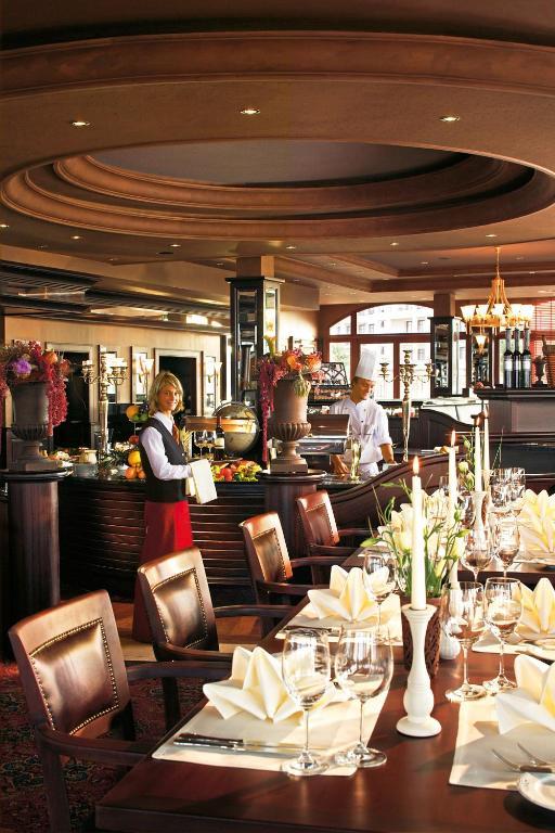 Yachthafenresidenz Hohe Duene Hotell Rostock Exteriör bild Restaurant