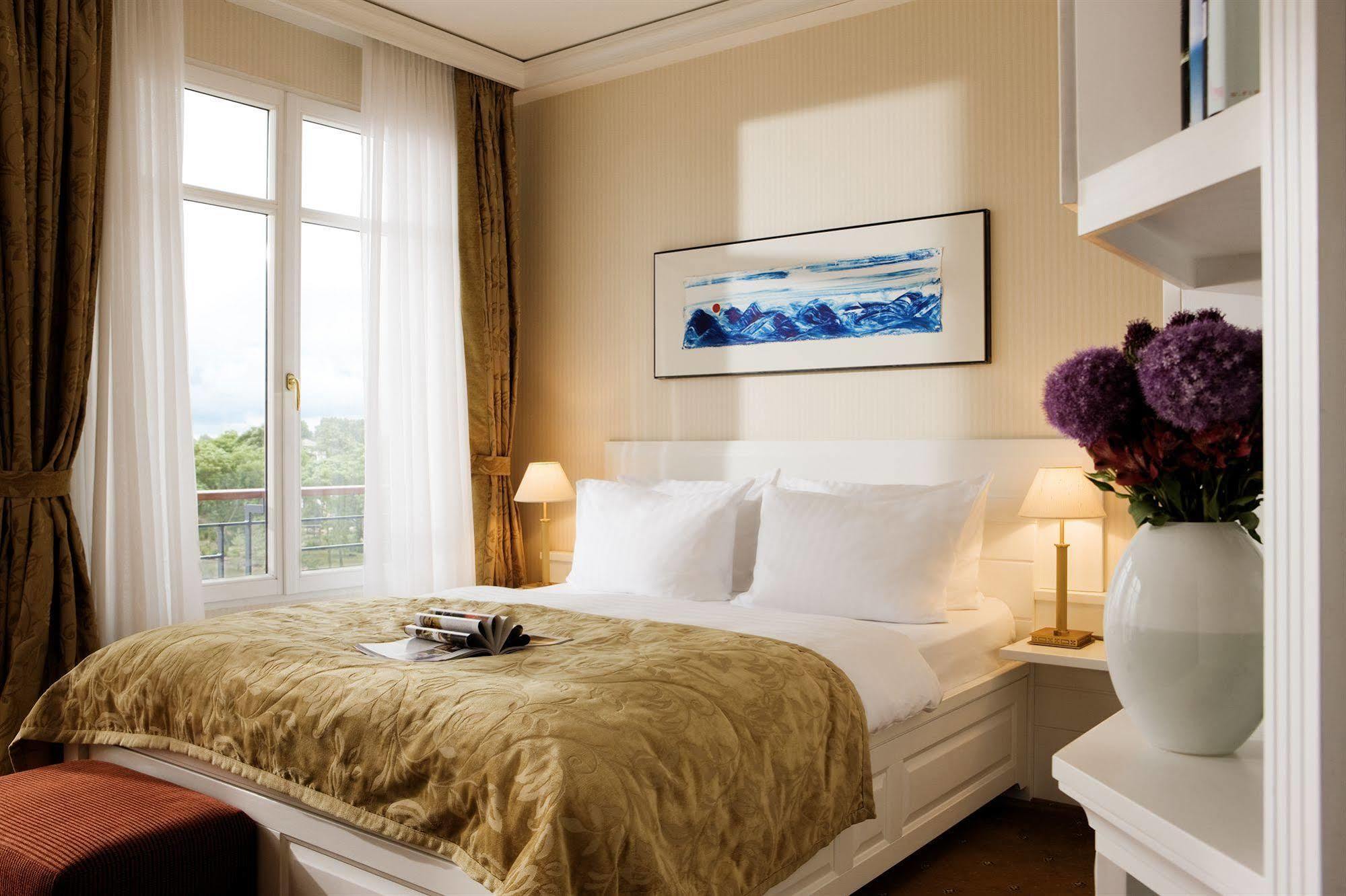 Yachthafenresidenz Hohe Duene Hotell Rostock Exteriör bild
