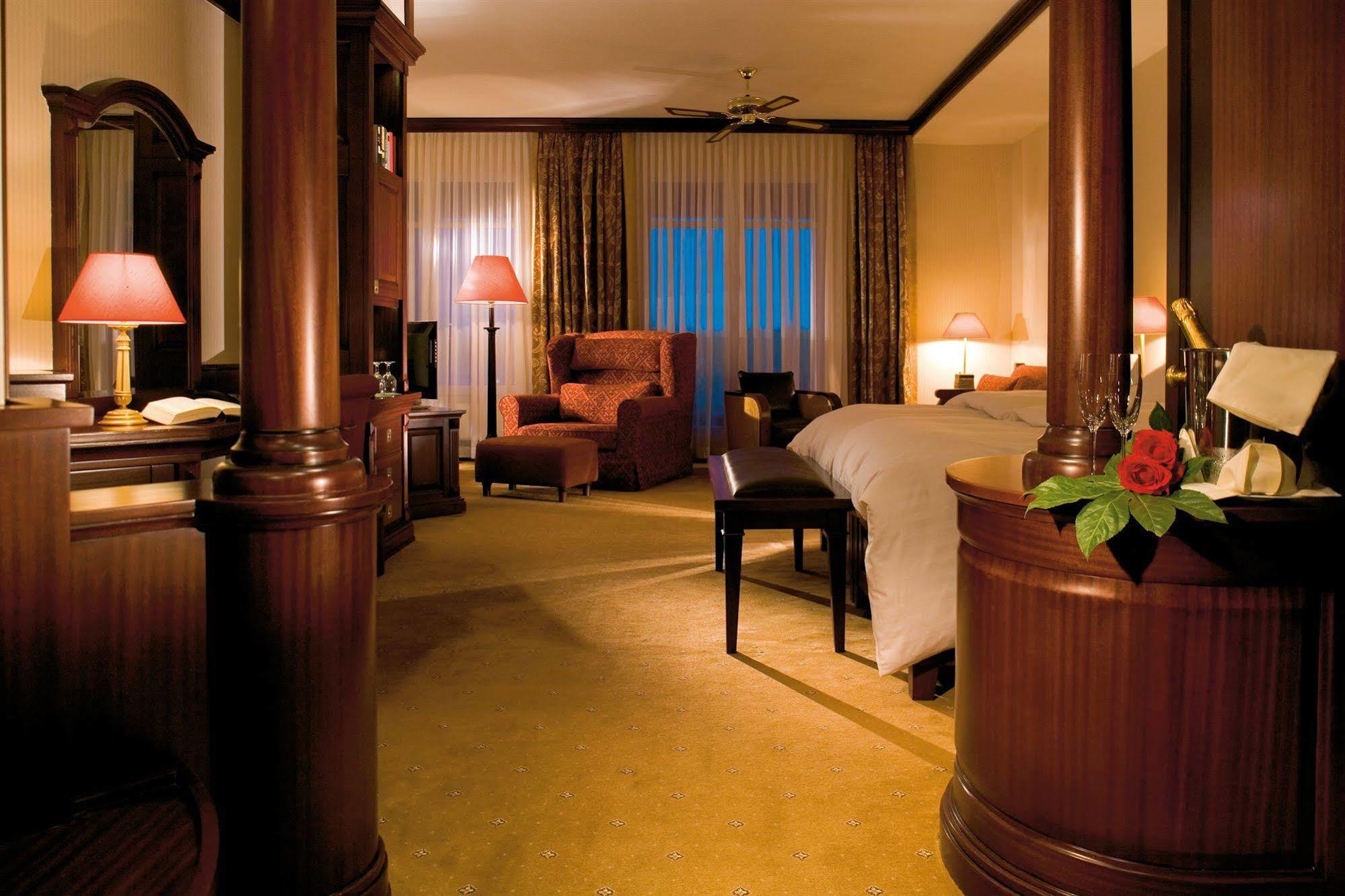 Yachthafenresidenz Hohe Duene Hotell Rostock Exteriör bild A suite at the Grand Hotel