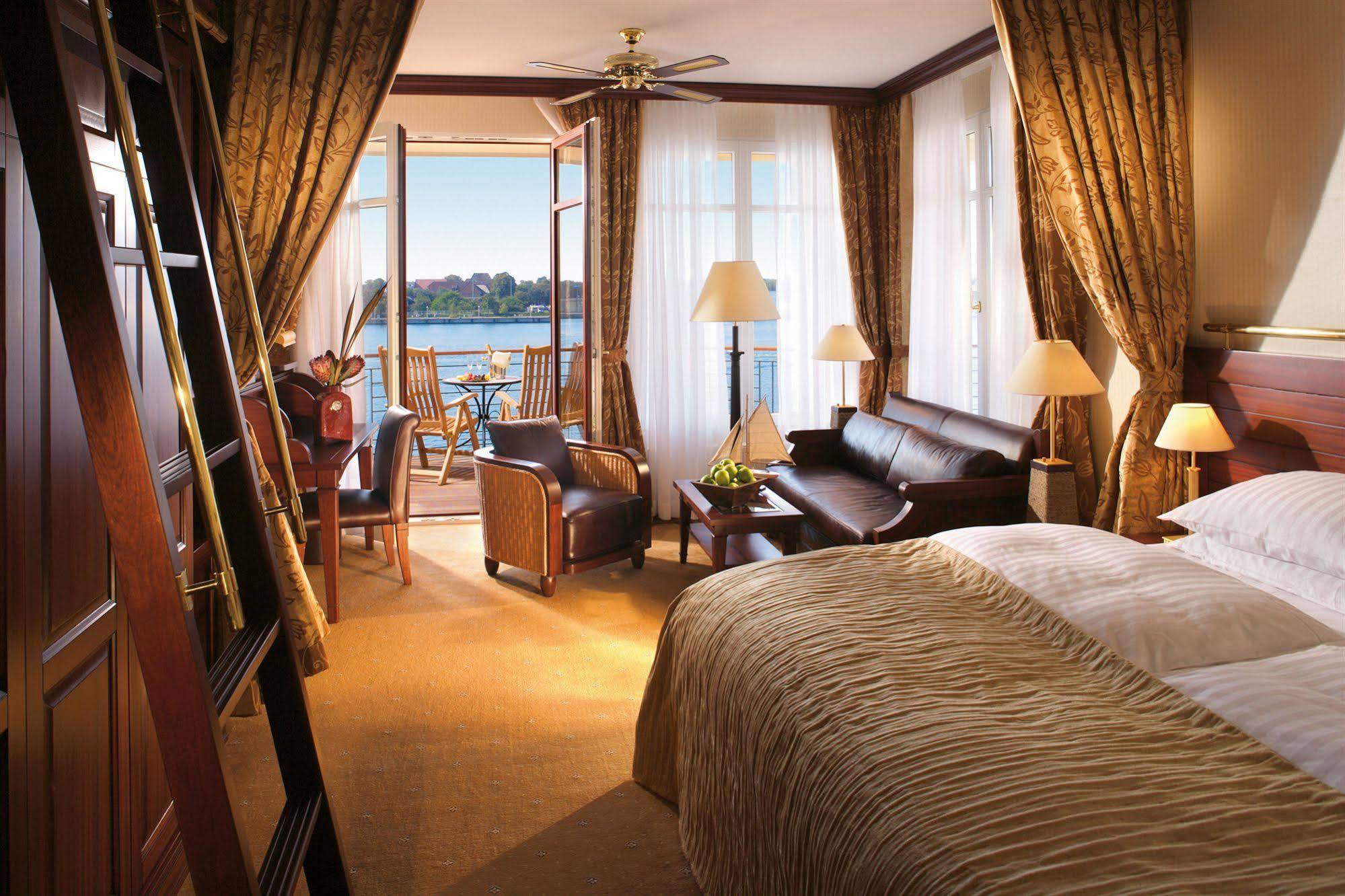 Yachthafenresidenz Hohe Duene Hotell Rostock Exteriör bild Suite