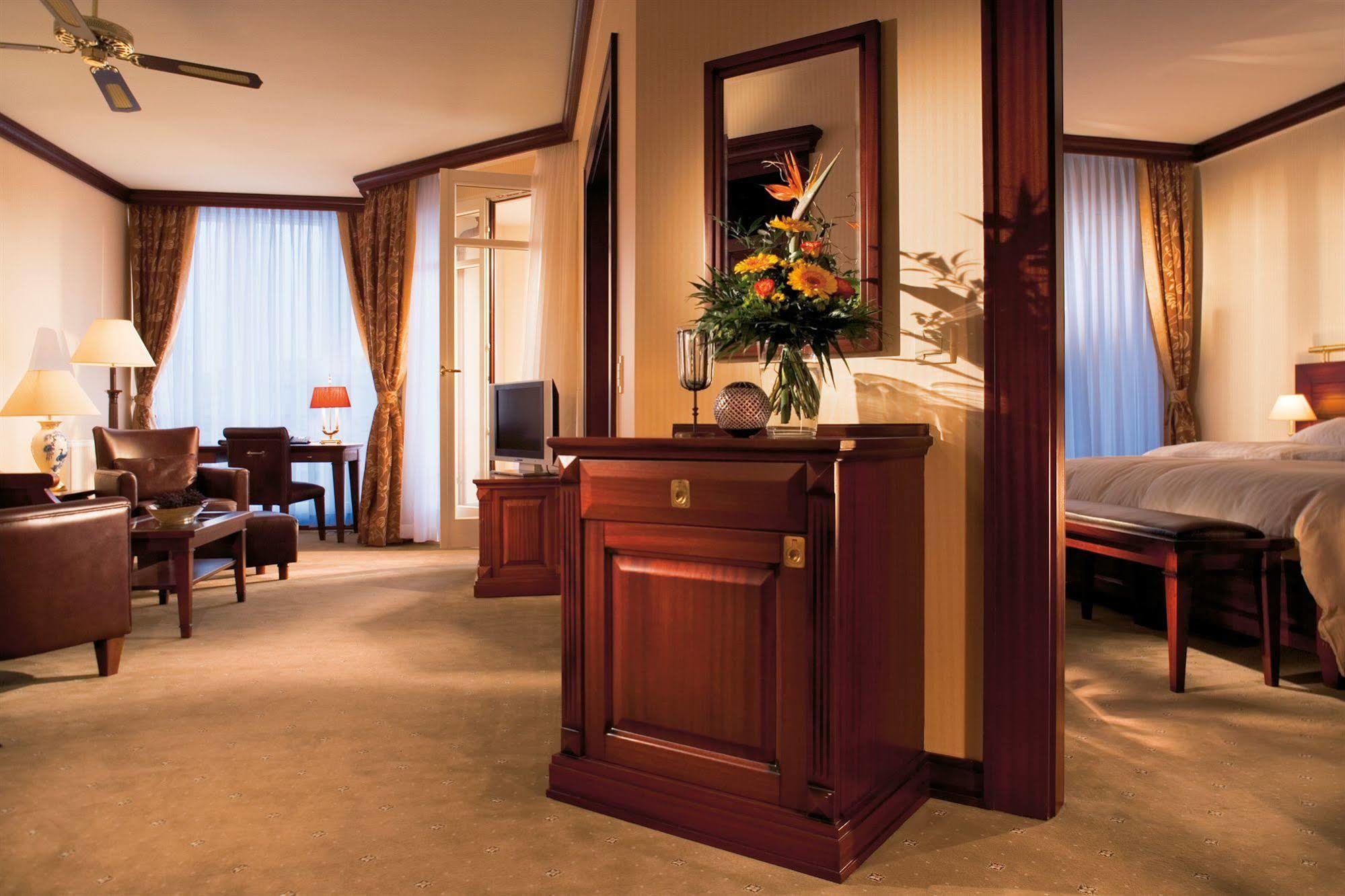 Yachthafenresidenz Hohe Duene Hotell Rostock Exteriör bild A suite at the InterContinental Wien