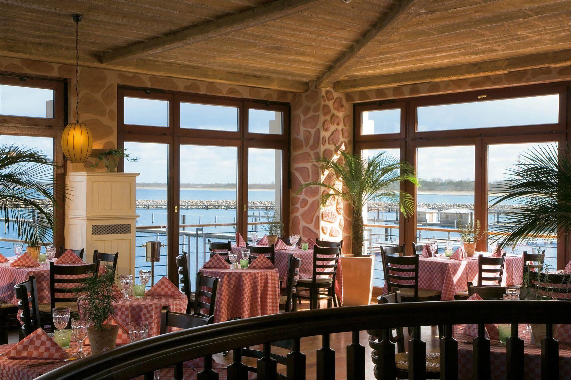 Yachthafenresidenz Hohe Duene Hotell Rostock Exteriör bild Restaurant