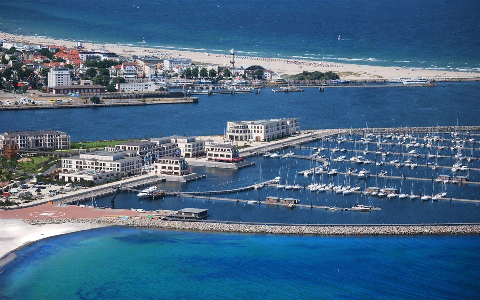 Yachthafenresidenz Hohe Duene Hotell Rostock Exteriör bild Marina del Rey